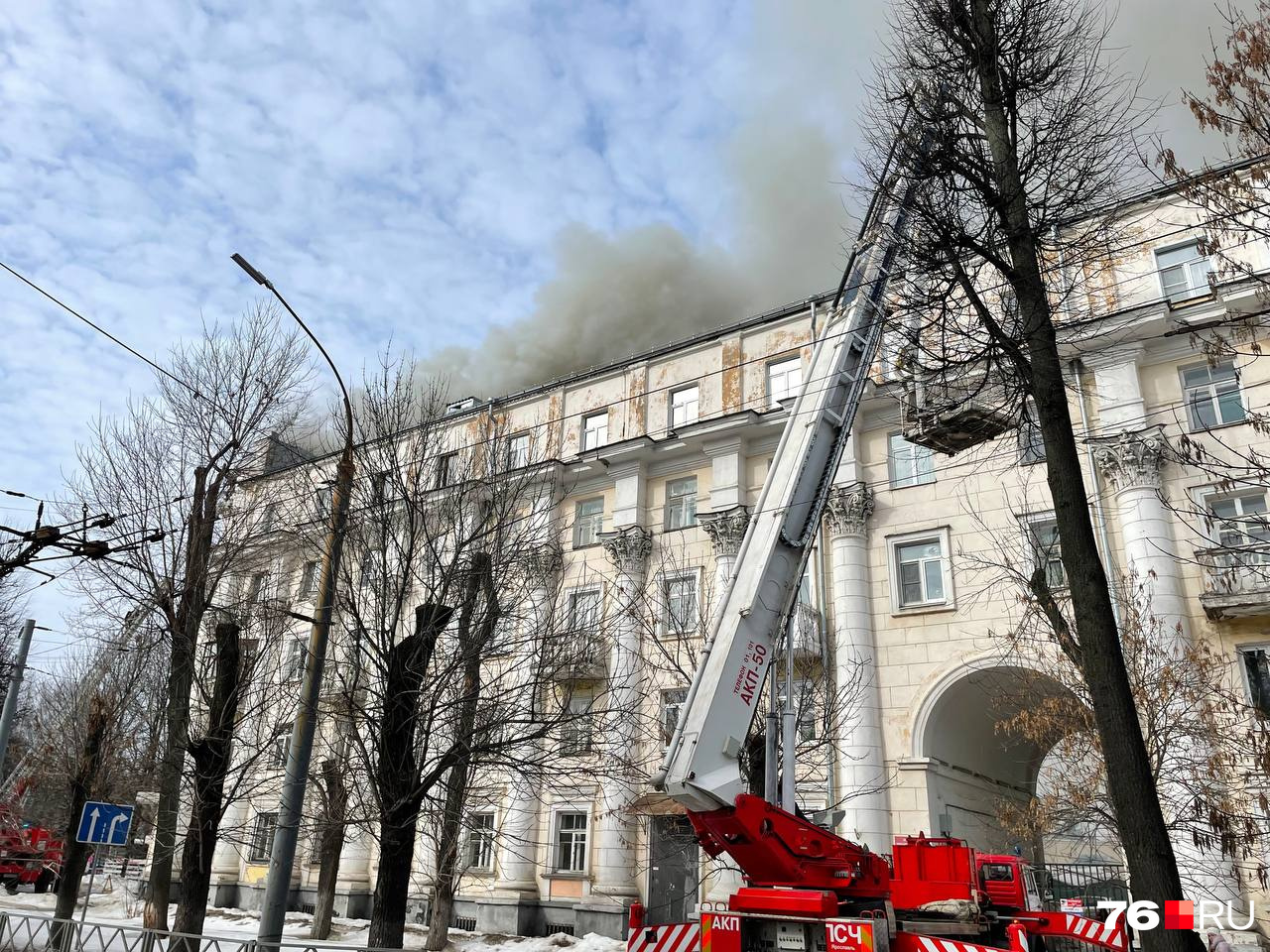 Эвакуировали детский сад. В центре Ярославля горит многоквартирный  дом-сталинка. Онлайн-репортаж | 14.03.2024 | Ярославль - БезФормата