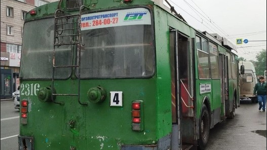 «Он резервный»: в мэрии Новосибирска объяснили, что жуткий ржавый троллейбус делал на улицах города