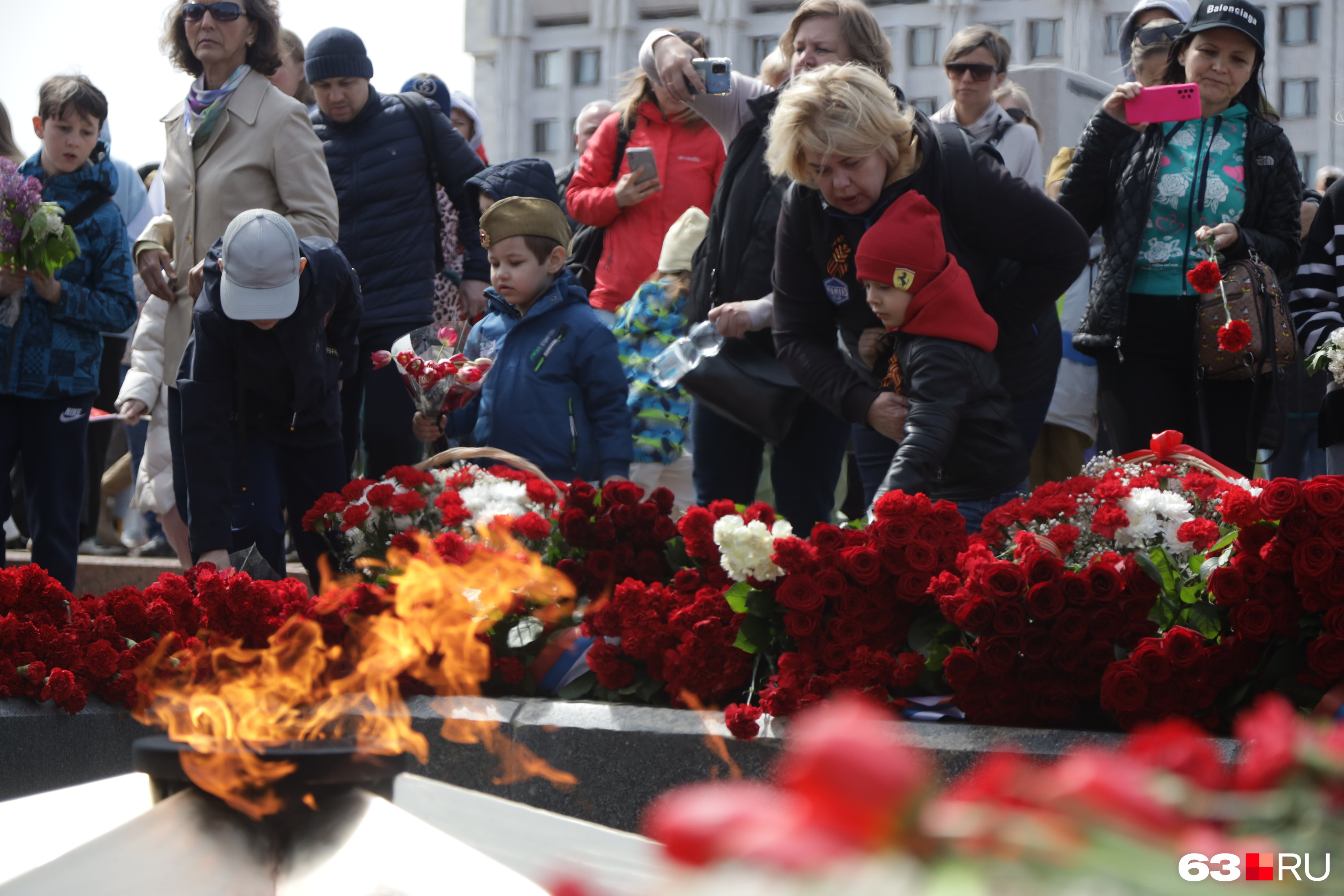 Прямой трансляция день победы. Минута молчания 9 мая. К обелиску славы в г. Чайковском. Фото минута молчания в день Победы. Вечный огонь Первоуральск.