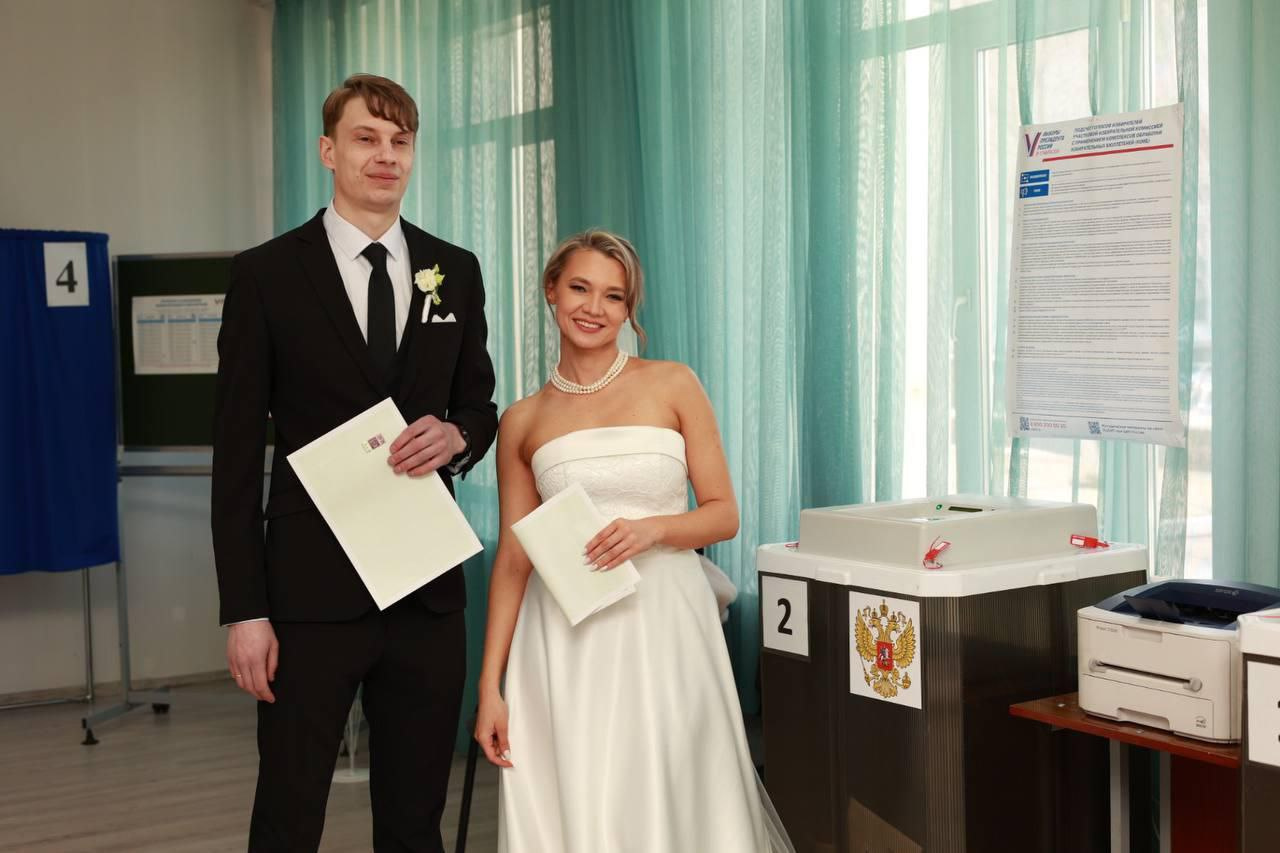 Жених и невеста в Чите пошли на выборы сразу после ЗАГСа