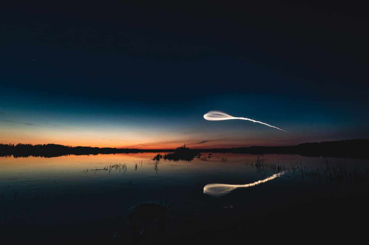 «Медуза» на небе: запуск космической ракеты вызвал необычное явление — посмотрите как это красиво