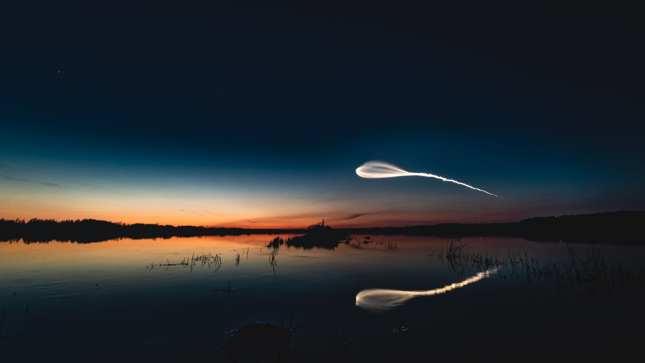 «Медуза» на небе: запуск космической ракеты вызвал необычное явление — посмотрите как это красиво