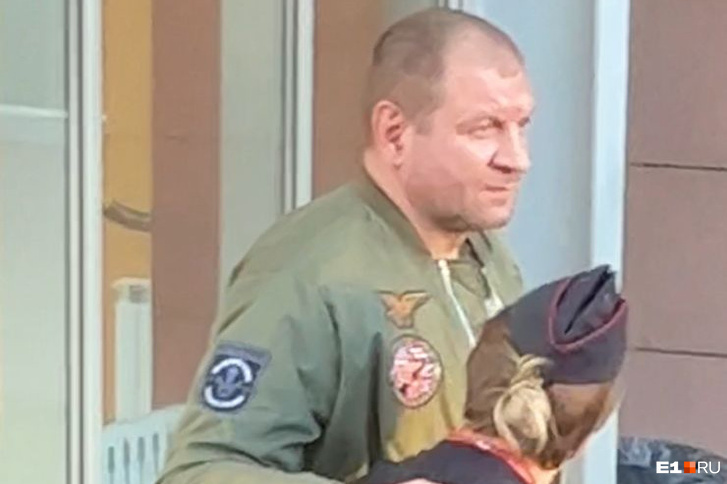 Александр Емельяненко устроил переполох в Кольцово и фотосессию с полицией