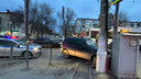 «Ехал в школу за сыном»: в Волгограде водитель «Нивы» умер за рулем и врезался в столб