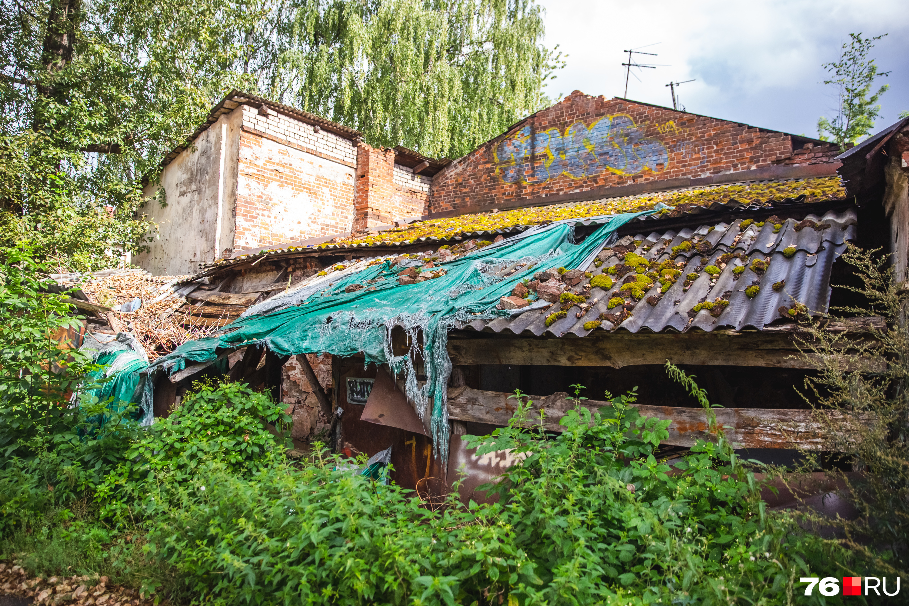 Из окон в землю смотрим»: как жильцы 106-летнего барака в центре Ярославля  пытаются добиться расселения | 21.08.2023 | Ярославль - БезФормата