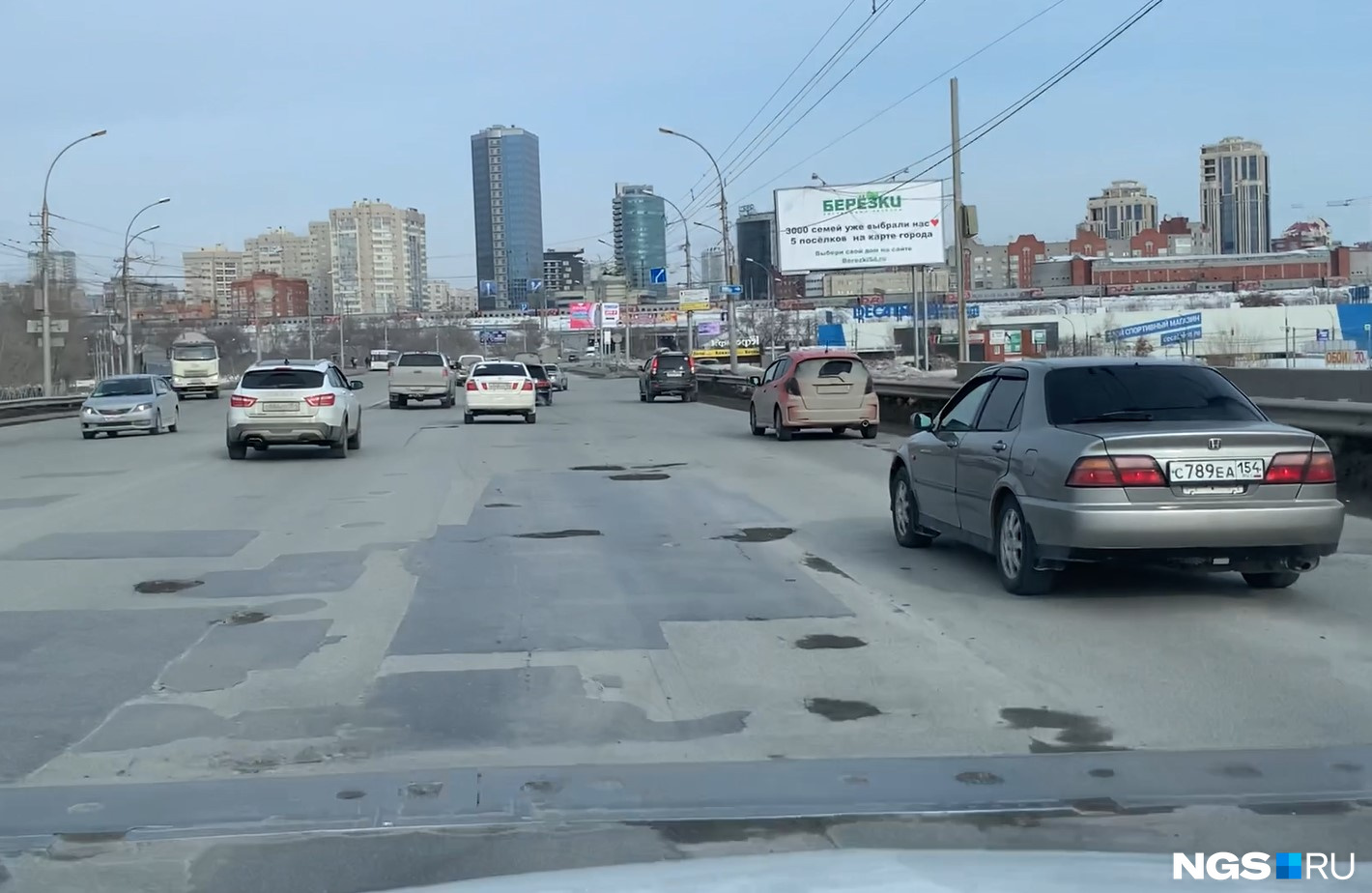 «Разрушено 600 квадратов полотна»: в мэрии назвали сроки ближайшего ремонта Димитровского моста