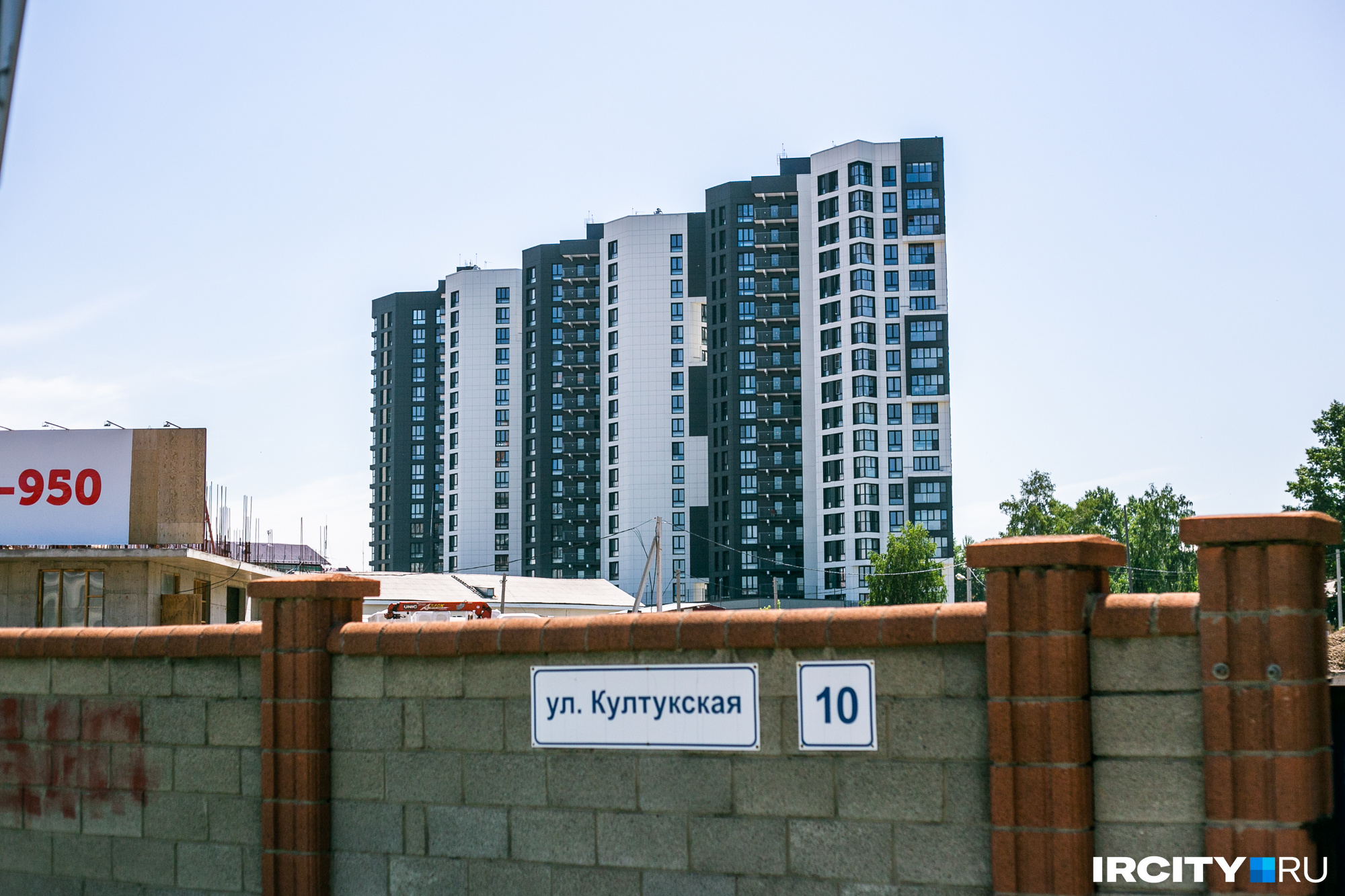 Култукская — это улица частного сектора, на который наступает городская застройка Култукская — это улица частного сектора, на который наступает городская застройка
