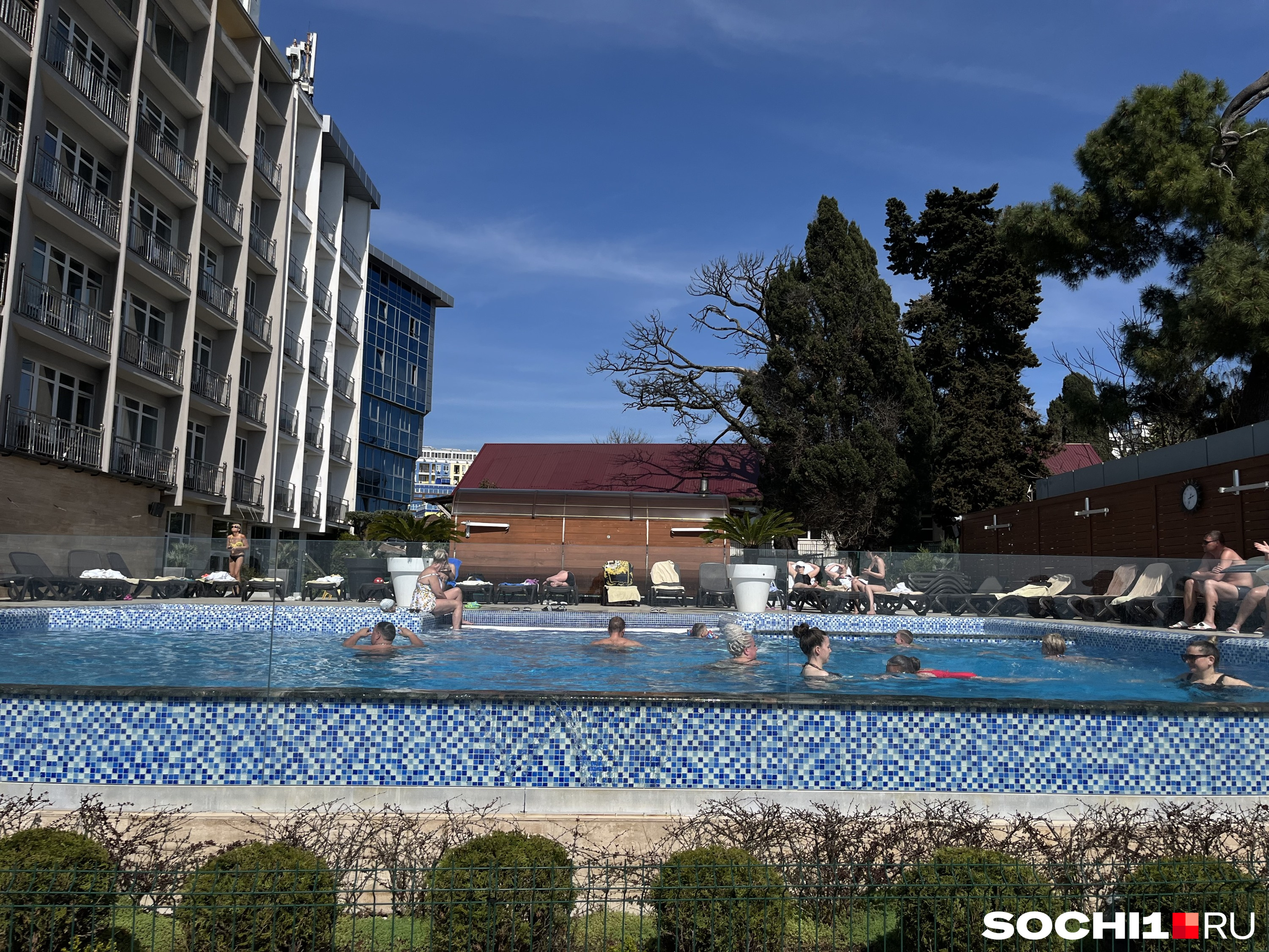 В майские праздники нужно отдыхать в отелях с прогреваемым бассейном, но таких в Сочи немного