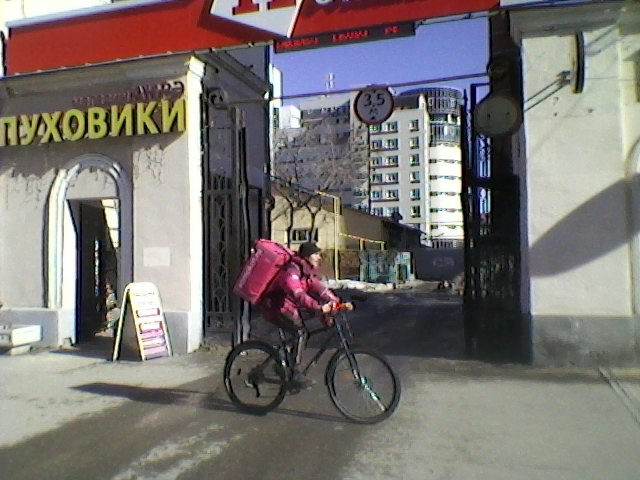 Удалось поймать курьера, даже не размазался по фото Удалось поймать курьера, даже не размазался по фото