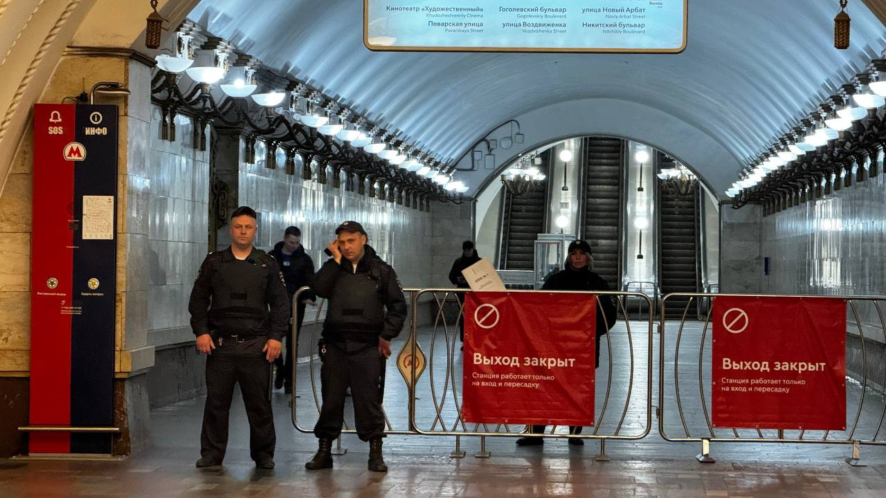 Охрана правительства с оружием и железные заборы. Что творится на перекрытых станциях московского метро <nobr class="_">9 мая</nobr>