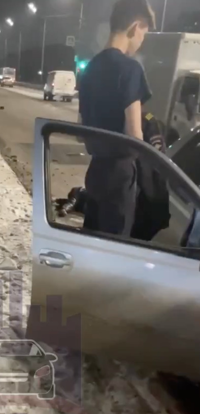 По мнению комментаторов, на видеозаписи с места аварии можно разглядеть человека, держащего в руках китель, похожий на полицейский xdideeieuieukmp