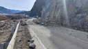 Чуйский тракт завалило камнями в Горном Алтае — дорогу перекрыли для грузовиков