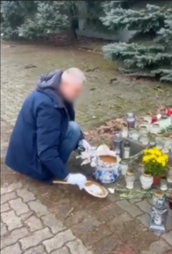 Литовский активист принёс ведёрко фекалий к мемориалу жертвам теракта в «Крокус холле». Полиция Вильнюса проводит проверку