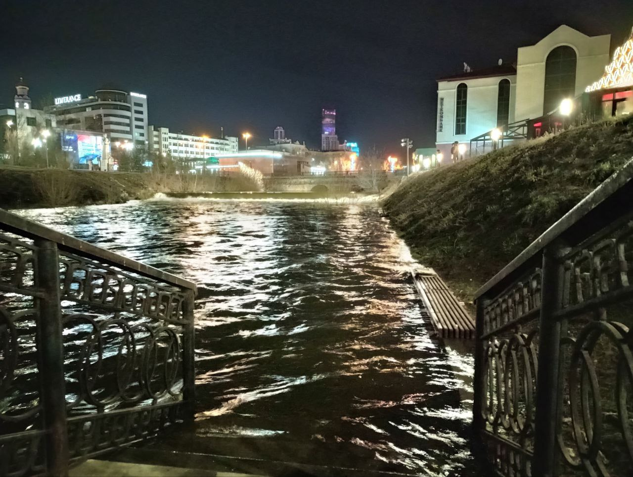 В Екатеринбурге Исеть вышла из берегов: вода накрыла пешеходные дорожки и скамейки