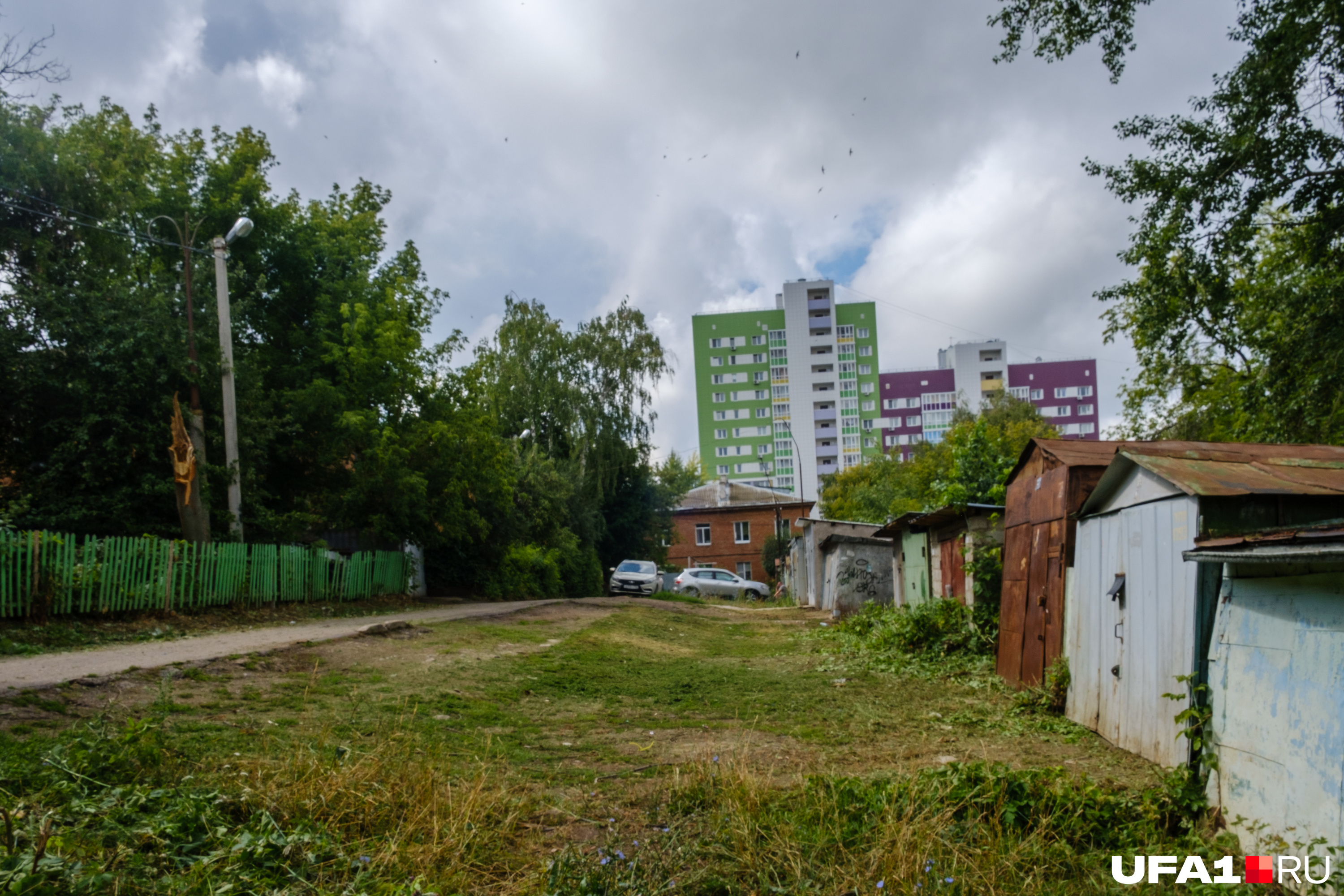 С одной стороны виднеется разноцветный ЖК