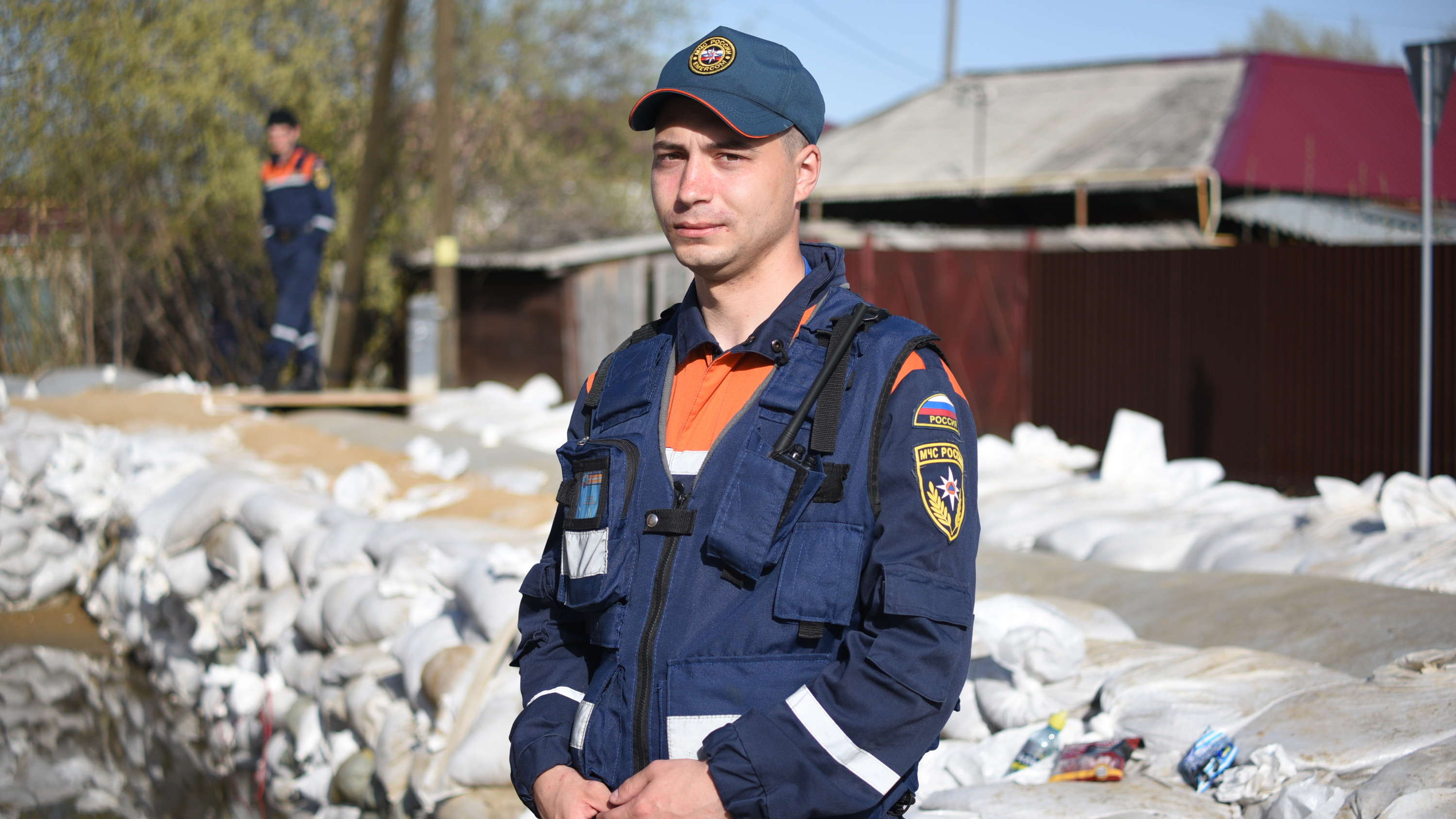 «Кто-то ножом проткнул водоналивную дамбу»: как работают челябинские спасатели на Галкинской улице
