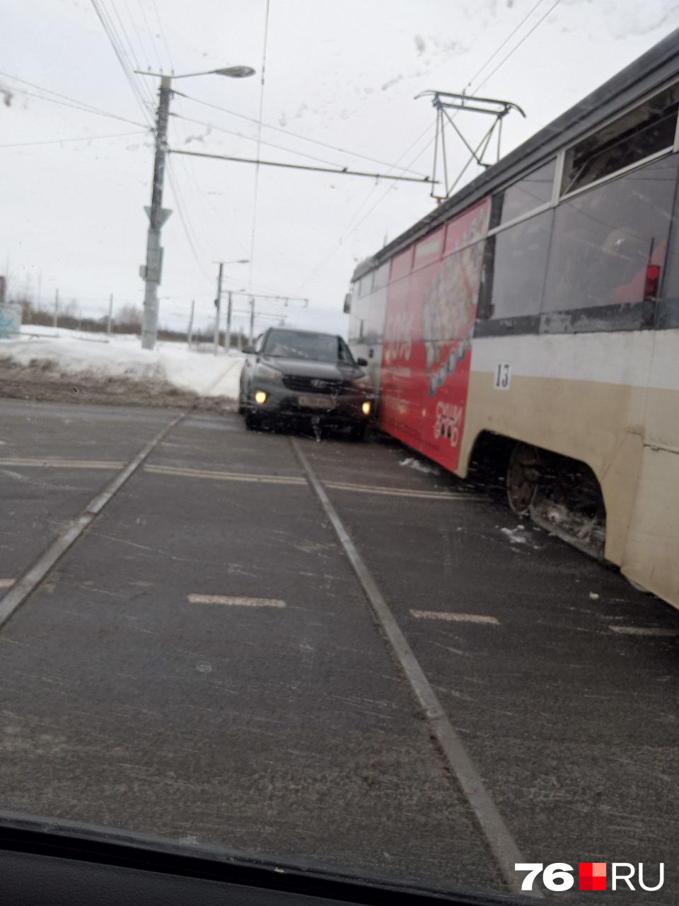 Практически перекрыт, объезжайте»: в Ярославле из-за ДТП с трамваем  собралась пробка в Брагине | 19.02.2024 | Ярославль - БезФормата