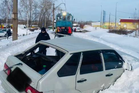В Свердловской области поезд снес машину на ж/д переезде. Рассказываем, как она оказалась на рельсах