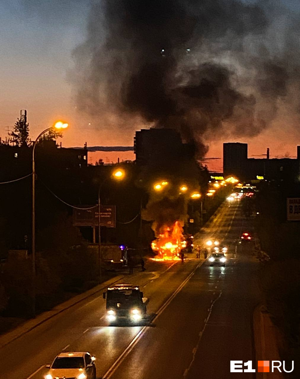 В Екатеринбурге посреди дороги вспыхнул грузовик: видео с адским пламенем