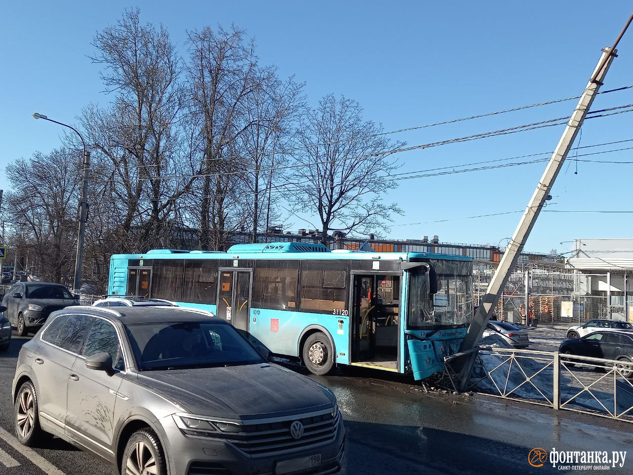 Автобус врезался в фонарный столб на Лахтинском проспекте