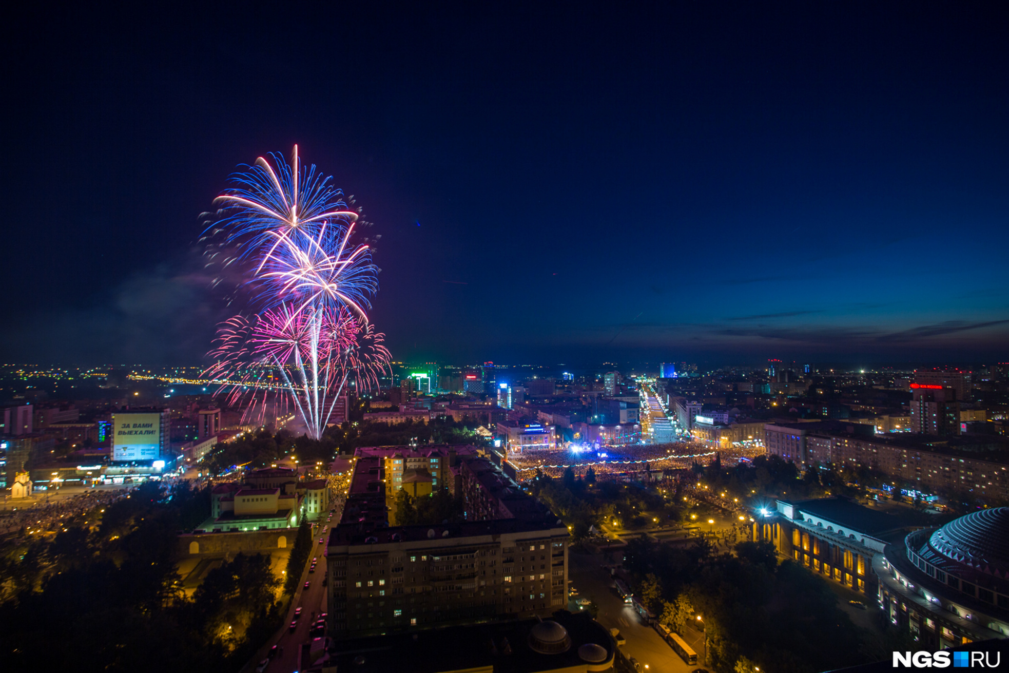 На фото салют 2022 года