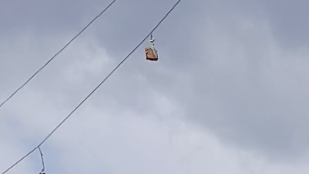 Висящие на высоковольтных проводах кирпичи смутили жителей дач в Читинском районе