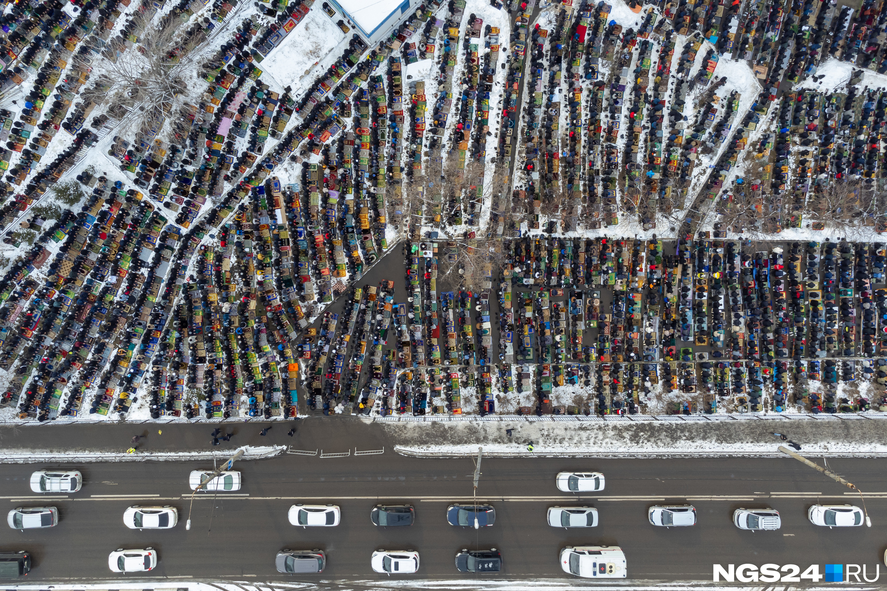 Когда видишь автомобили на фото, понимаешь, что аккуратные ряды — это люди