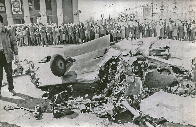 Этот снимок сделан фотографом газеты «Тагильский рабочий» в первые минуты после крушения самолета