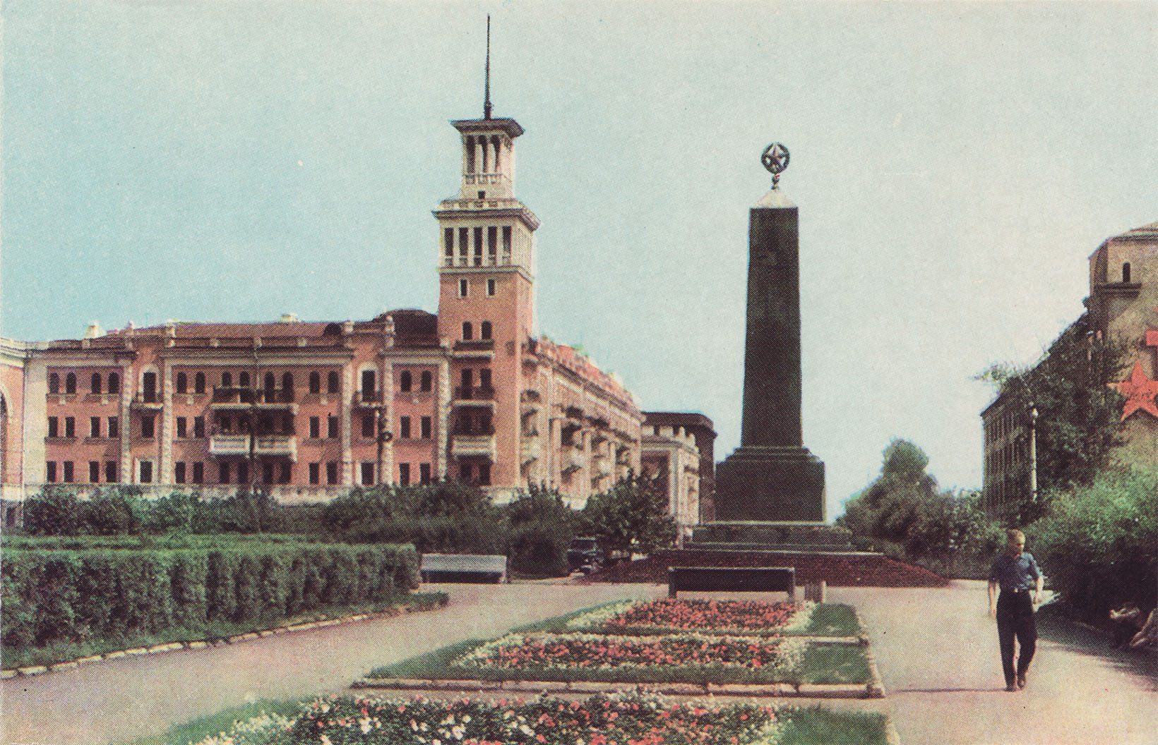 Узнаете? Это Красная площадь, 1968 год. Сейчас на месте обелиска борцам за освобождение города от войск Колчака стоит высокая стела. Памятник, что на фото, установили в 1953 году и снесли в <nobr class="_">1977-м</nobr> Узнаете? Это Красная площадь, 1968 год. Сейчас на месте обелиска борцам за освобождение города от войск Колчака стоит высокая стела. Памятник, что на фото, установили в 1953 году и снесли в <nobr class="_">1977-м</nobr>