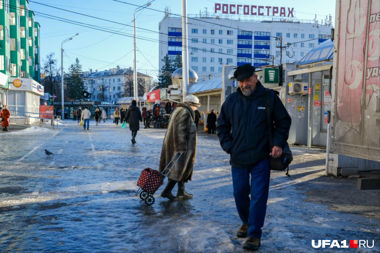 Особенно осторожно семенить приходится пожилым жителям