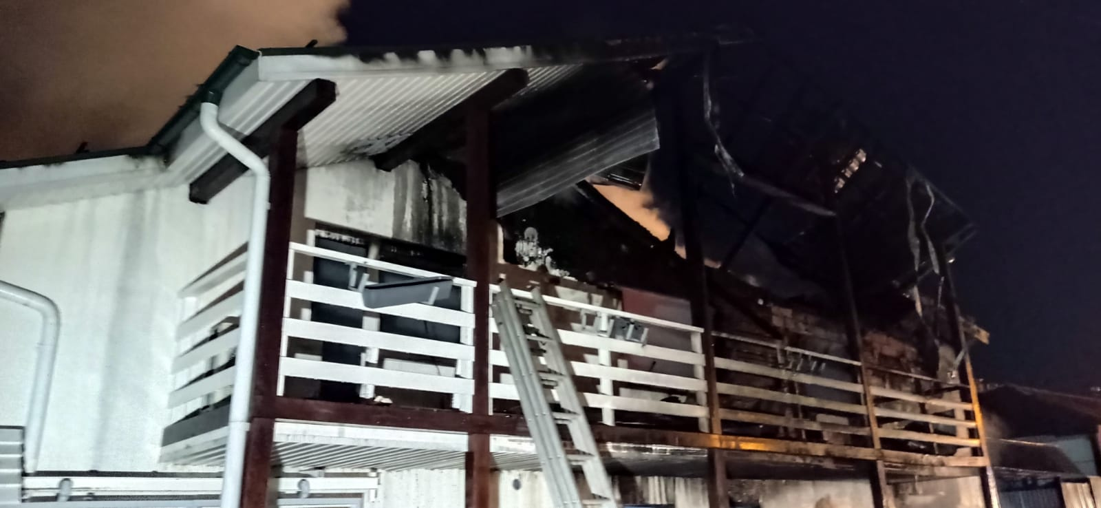 В Екатеринбурге среди ночи вспыхнул частный дом. На место бросились десятки пожарных: видео