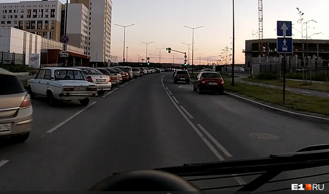 В Екатеринбурге обнаглевшие водители захватили выделенки для автобусов около общежитий УрФУ: видео