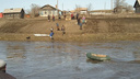 В южноуральский поселок, отрезанный от мира после обрушения моста, переправили продукты на резиновой лодке
