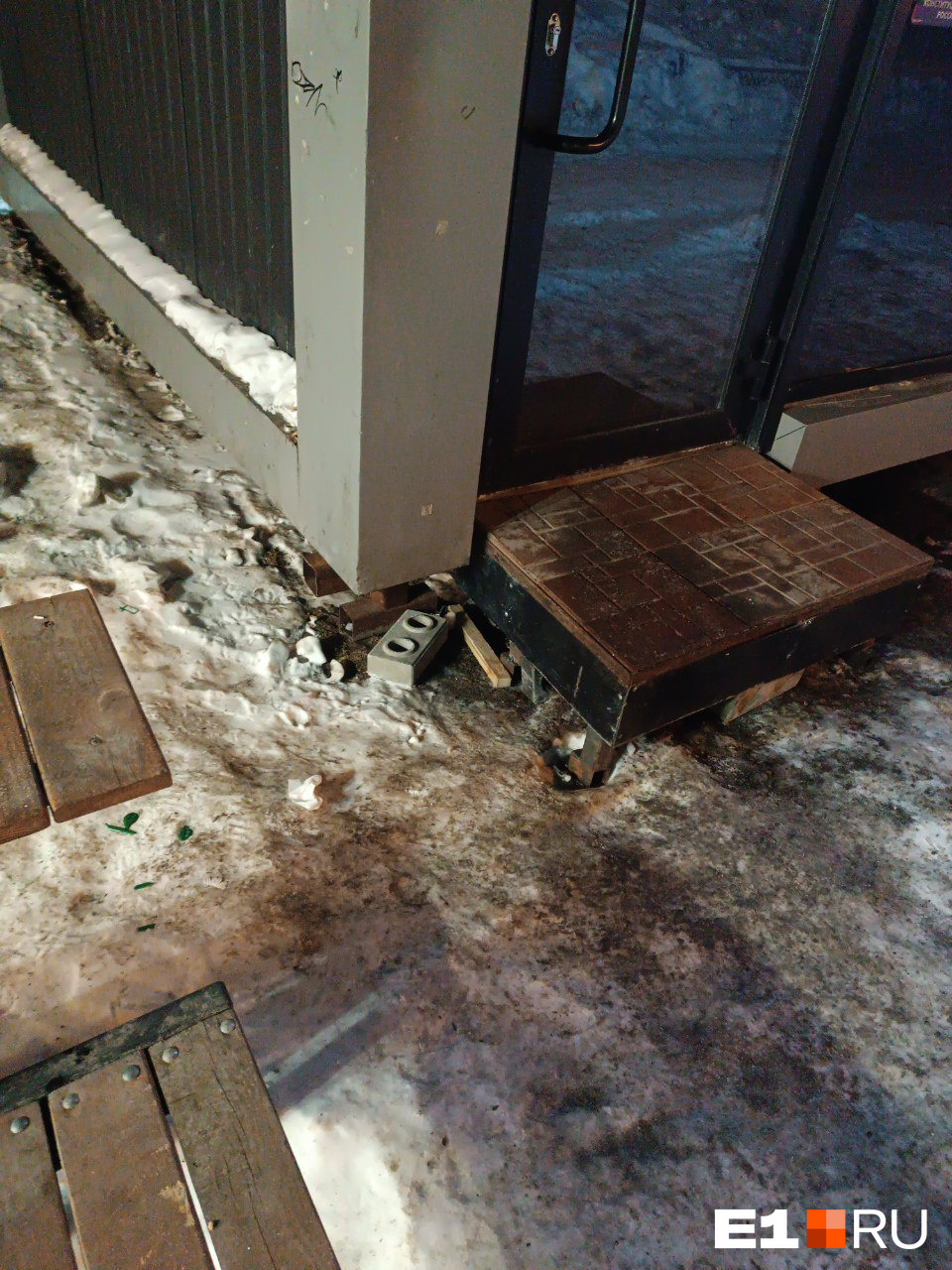 человек убегает. бежать разбитый. лужи под ногами. ноги в луже. падение легкоатлета.