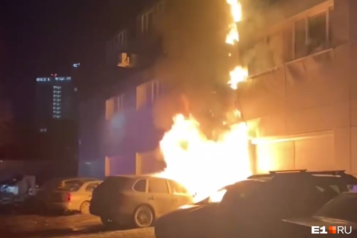Момент пожара в бизнес-центре, вспыхнувшего от стоявшего рядом Porsche, попал на видео