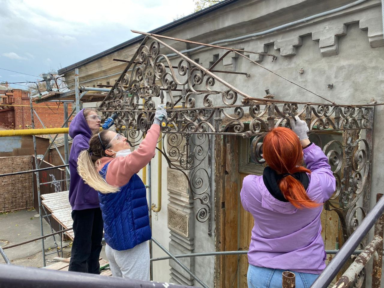 Волонтеры очищают кованый надкрылечник