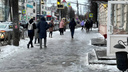 «Километр пути за 45 минут»: ярославцы показали, как скользили на работу по обледенелым тротуарам