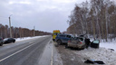 Один погиб, двое получили травмы: два автомобиля столкнулись на новосибирской трассе — видео жесткого ДТП