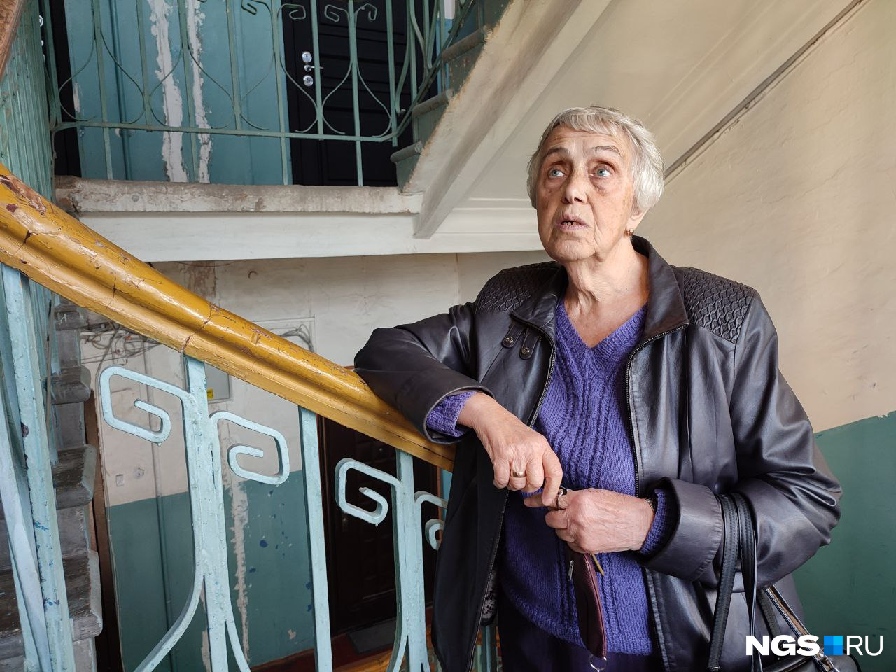 Ольга Федоровна Краснова живет в доме 76 лет, переехала сюда с родителями в трехлетнем возрасте. Говорит, что помнит еще дровяные печи на кухнях и хранившиеся в подвалах дрова. При всех накопившихся недостатках считает дом хорошим