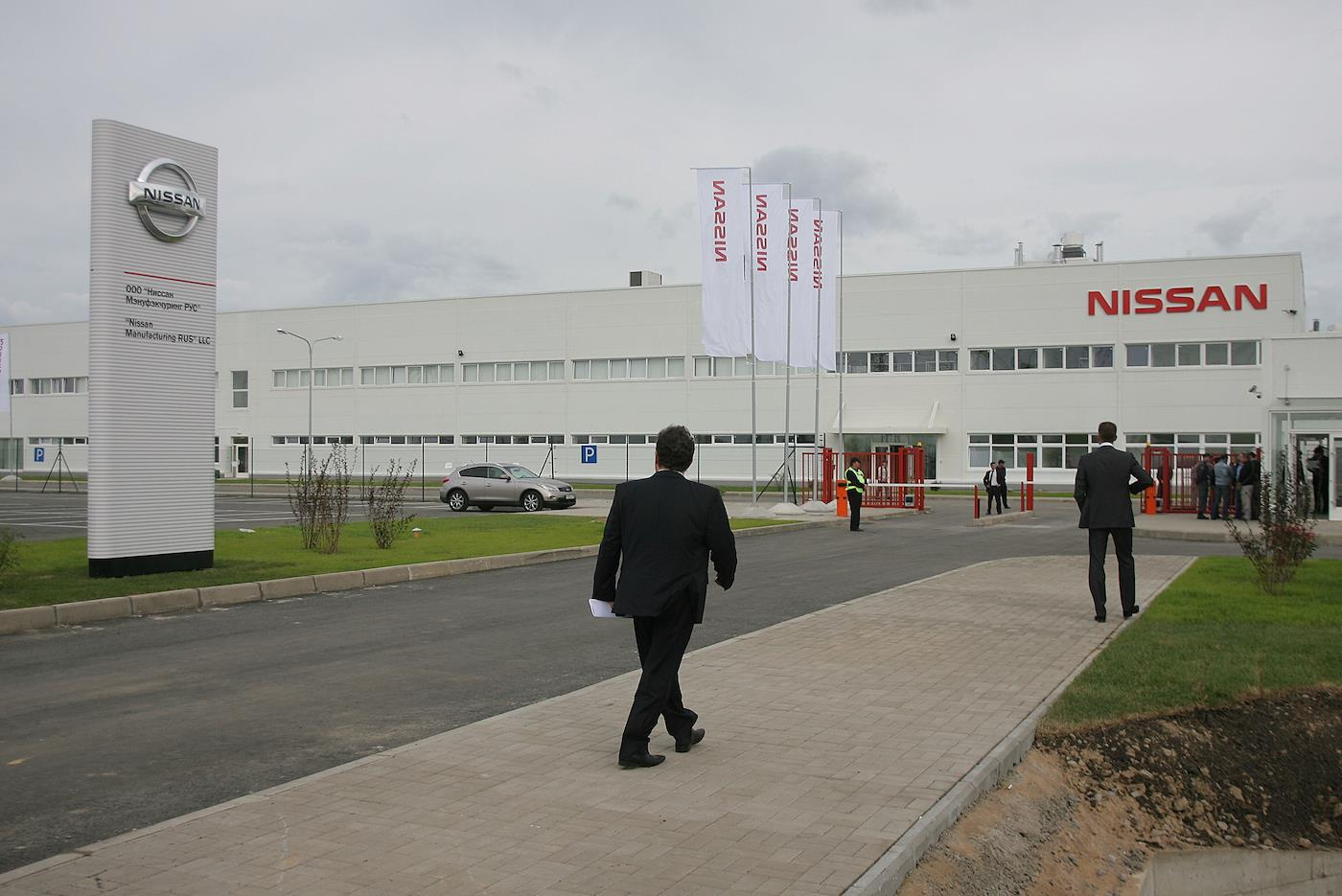 Церемония открытия завода Nissan в Санкт-Петербурге. Июнь 2009 года
