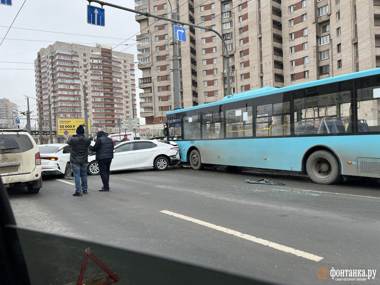Автобус и четыре легковые фигурно столкнулись на проспекте Славы