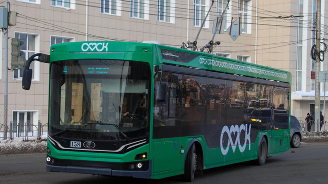 Из-за огромных луж омские троллейбусы не могут доехать до нефтезавода