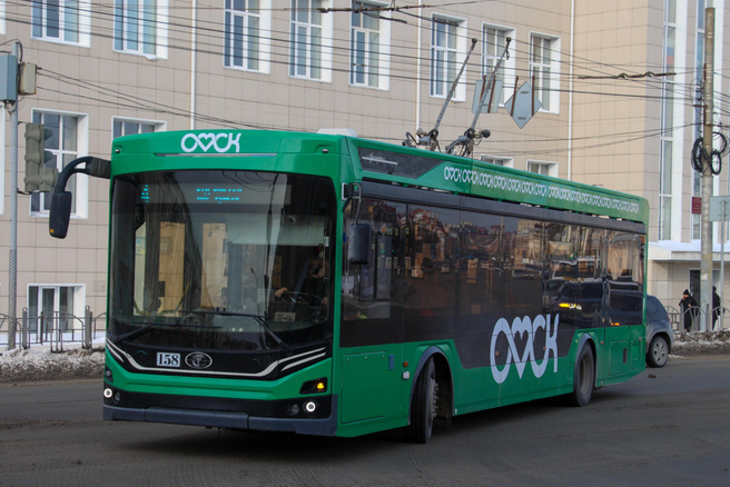 В Омске сократили два троллейбусных маршрута из-за огромных луж