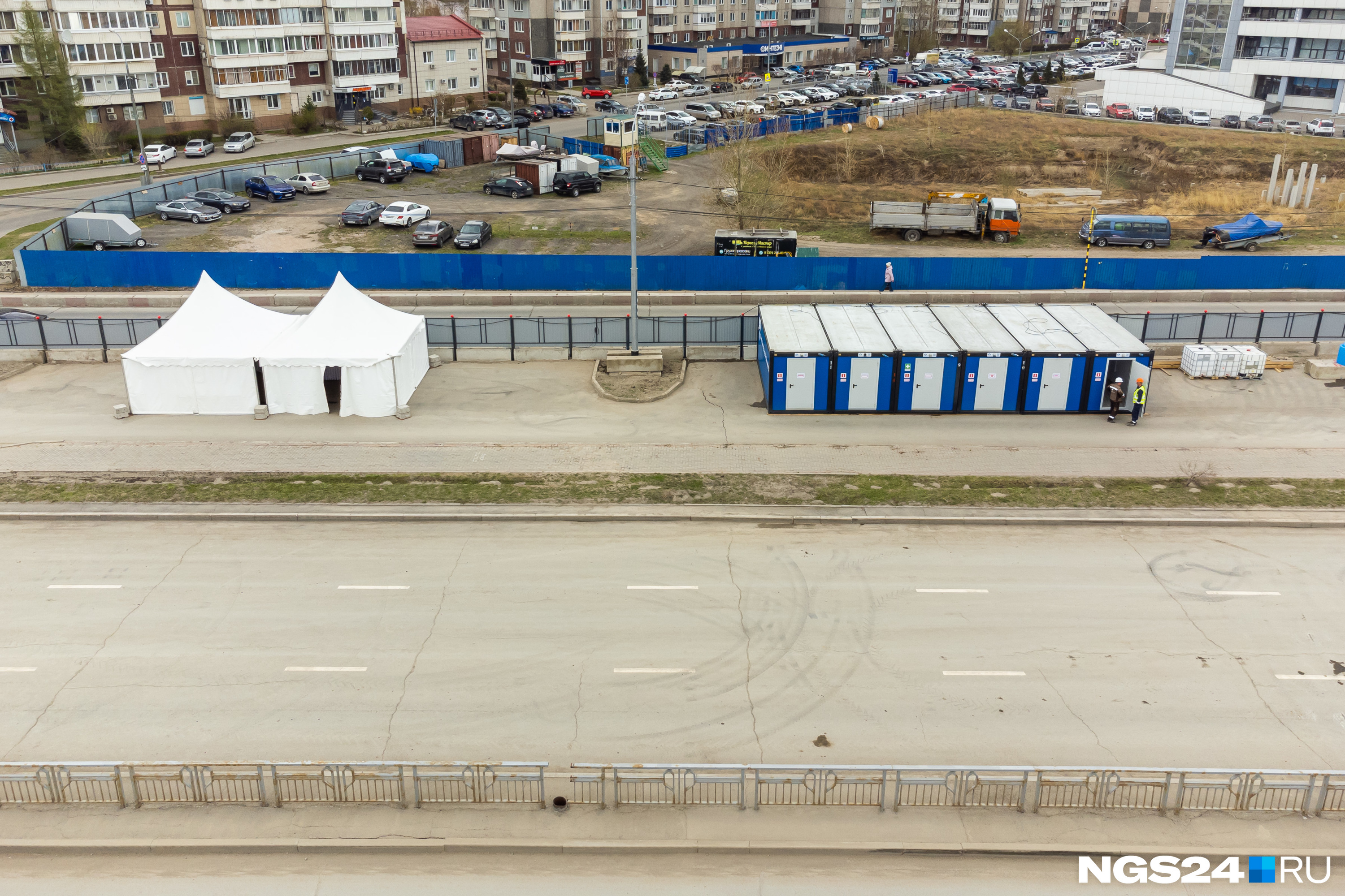 На закрытой территории поставили вагончики для рабочих На закрытой территории поставили вагончики для рабочих