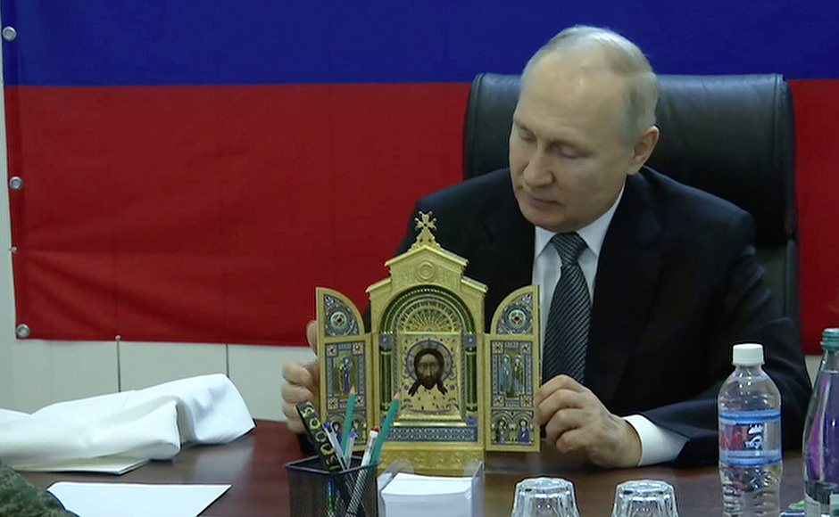 «Спас Нерукотворный». Путин подарил военачальникам икону-складень