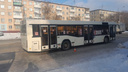 В Новосибирске на остановке из автобуса выпал 8-летний мальчик — школьник в больнице