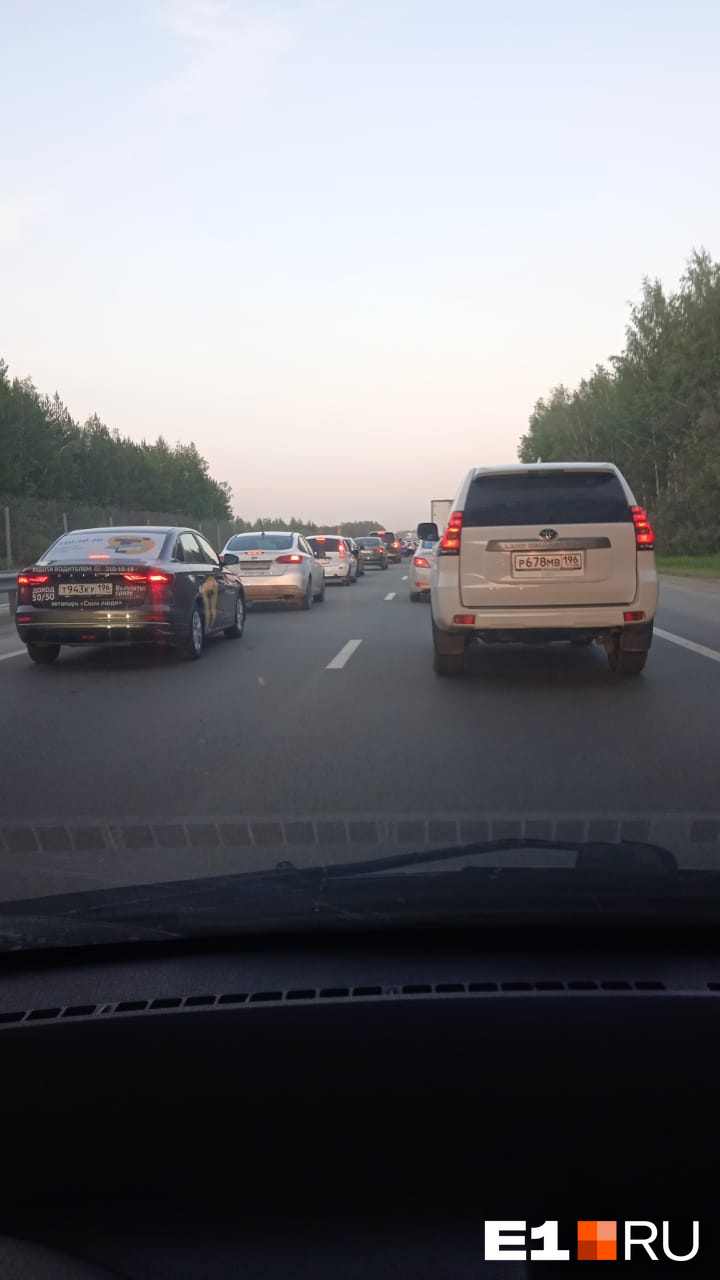 На выезде из Екатеринбурга образовалась бесконечная пробка. Видео
