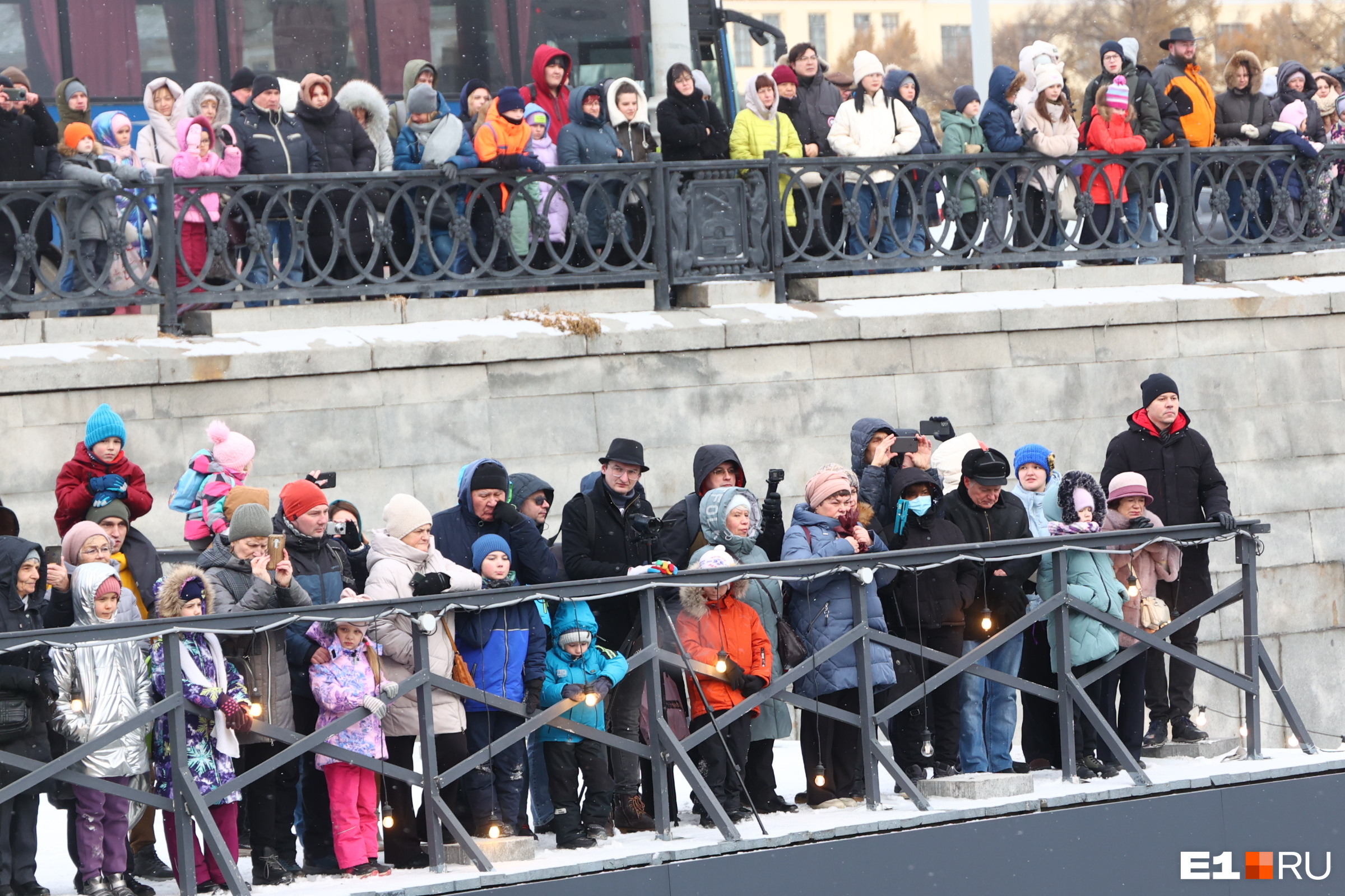 В центре Екатеринбурга собралась толпа: они пришли посмотреть, как в землю опускают капсулу