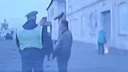 В Челябинске пенсионерка попыталась поджечь областной военкомат. Все попало на видео
