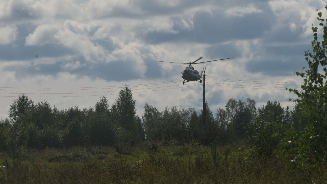 Территорию оцепили военные, рядом летает вертолет и пасутся козы. Что происходит на месте крушения самолета Пригожина